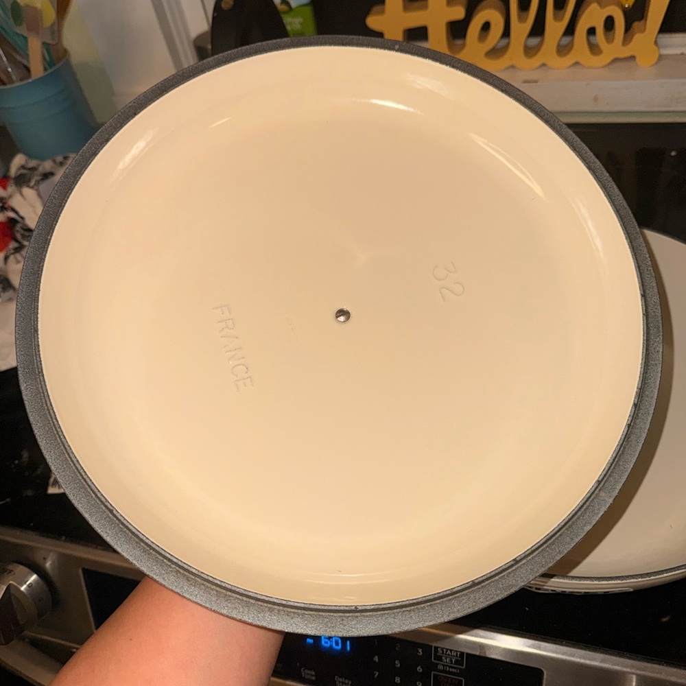 Le Creuset 5 quart braiser in discontinued color Meringue. New without box - Picture 6 of 7